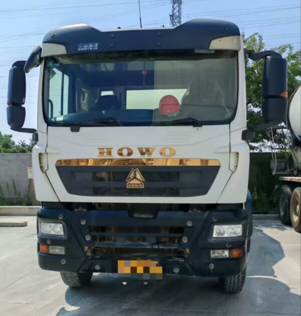 2021 XCMG 12-ton Concrete Mixer Truck - Image 2