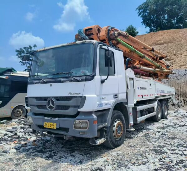 2013 ZOOMLION 49-meter concrete pump truck