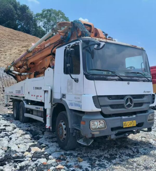 2013 ZOOMLION 49-meter concrete pump truck - Image 4
