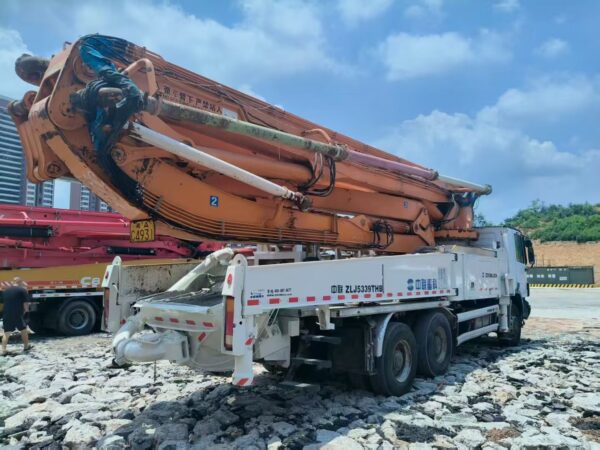 2013 ZOOMLION 49-meter concrete pump truck - Image 3