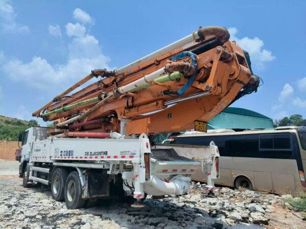 2013 ZOOMLION 49-meter concrete pump truck - Image 2